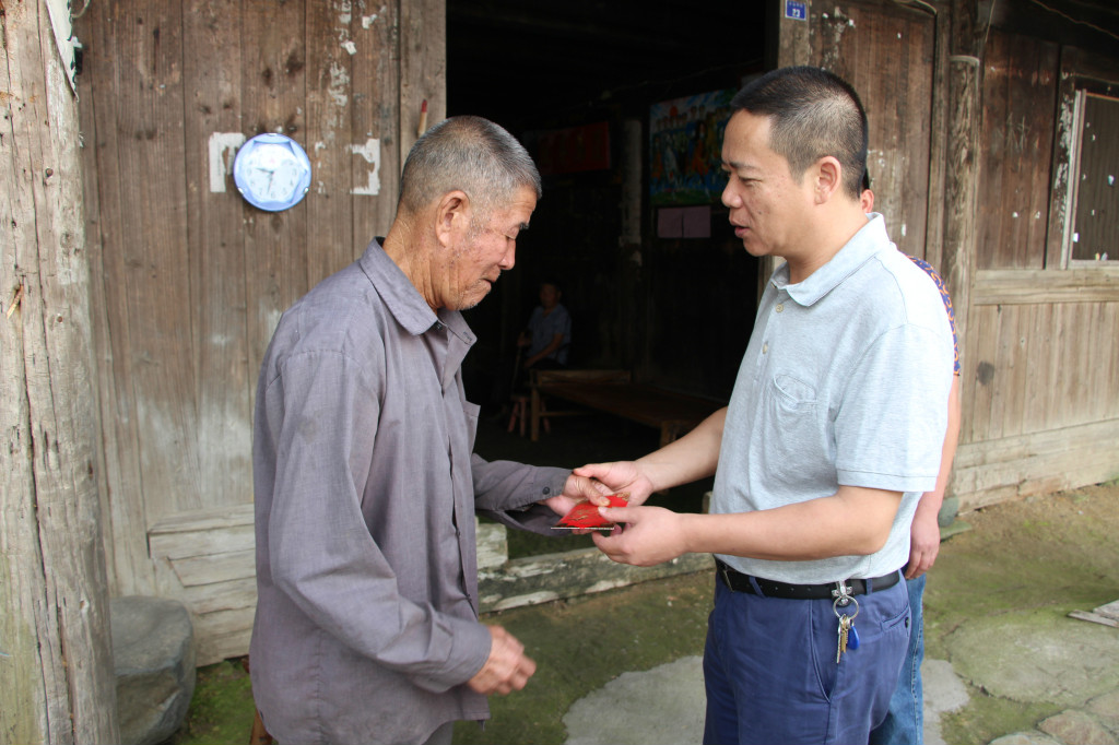 柘荣县县长雷祖铃慰问困难老党员